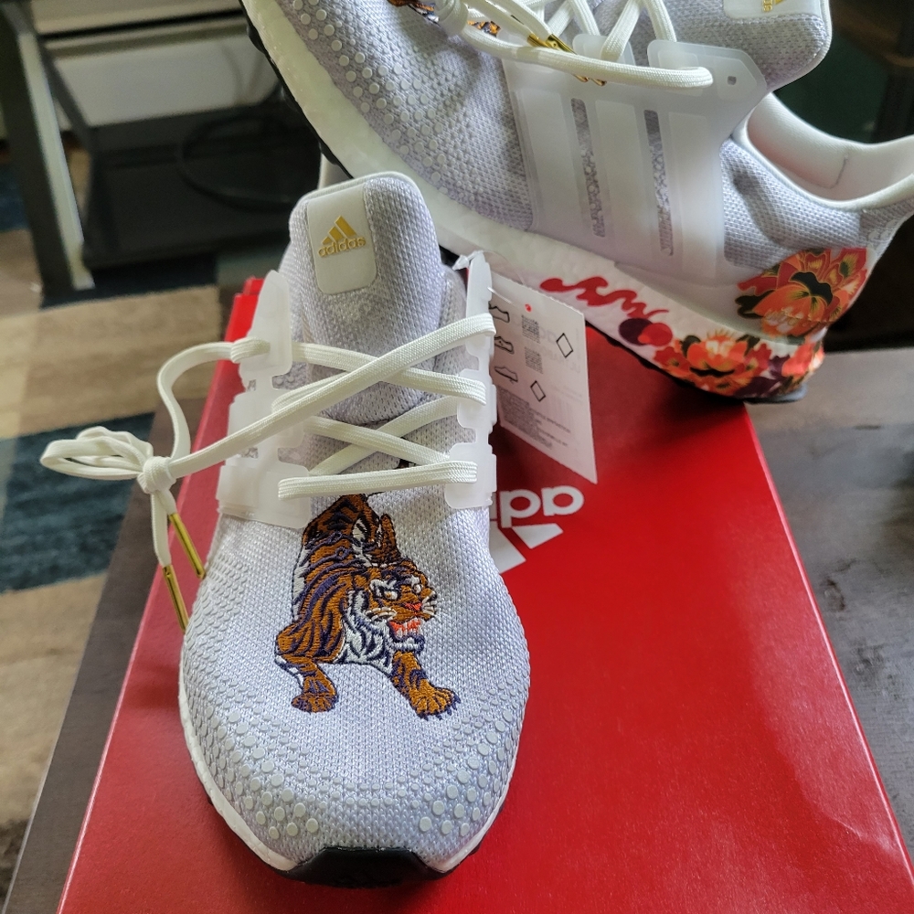 Adidas Ultraboost DNA size 8.5 mens